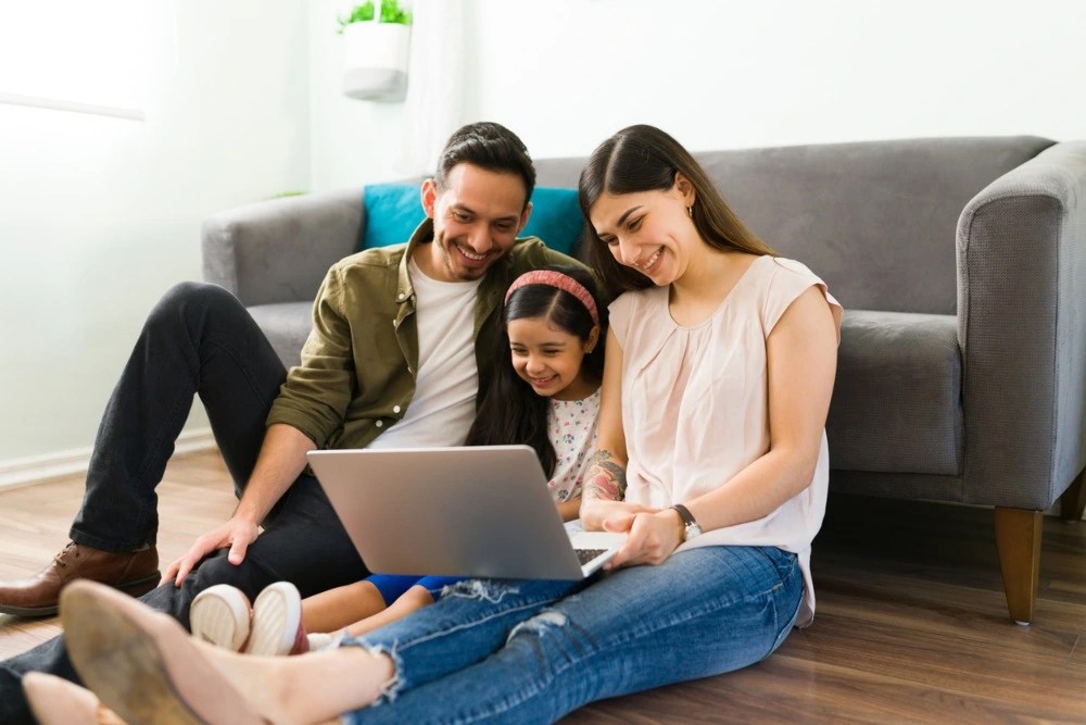 Padres e hija estudiando sobre inversión a largo plazo 