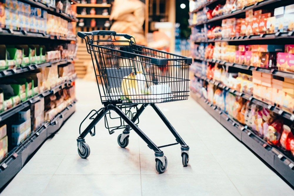 Carrito de compras con pocos productos.