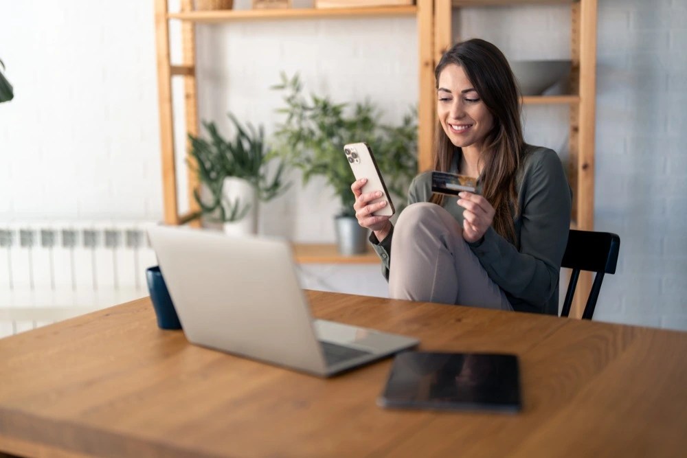 Mujer en su celular abriendo una cuenta bancaria.