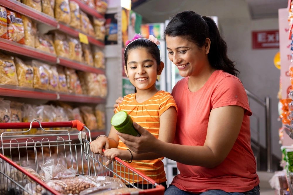 Familia en supermercado gracias a remesa.