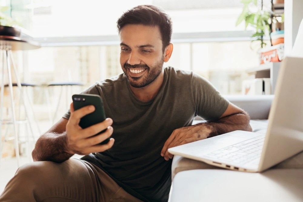 Hombre actualizando sus datos de Afore en línea.