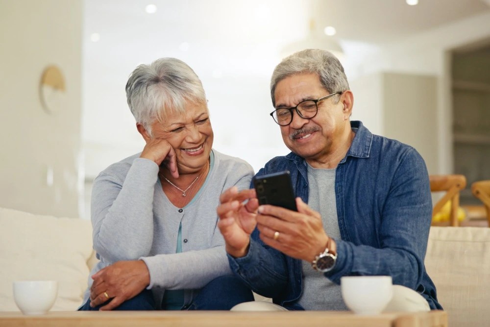 Pareja de adultos mayores revisando su cuenta afore.