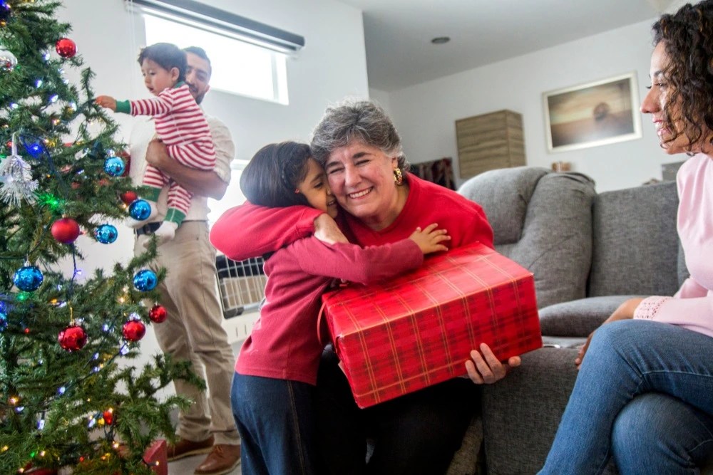 Abuela abrazando a nieta en navidad.