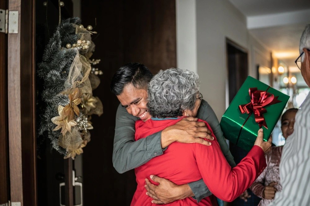 Familia abrazándose en navidad