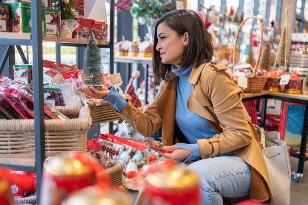 Mujer haciendo compras navideñas