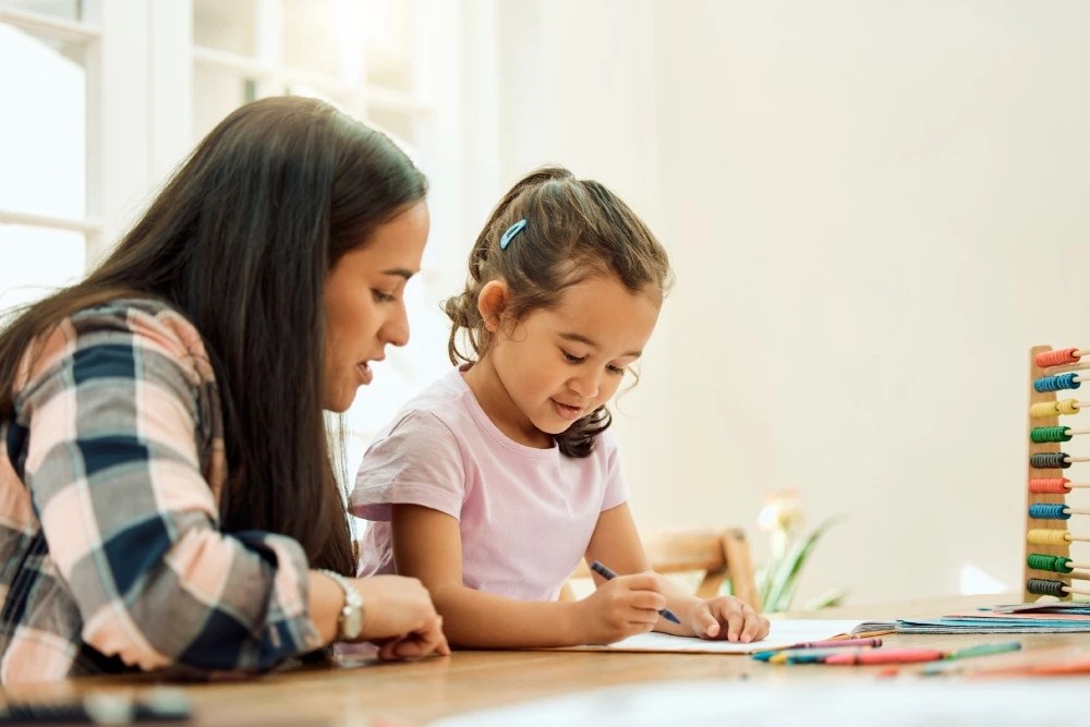 Madre estudiando con su hija