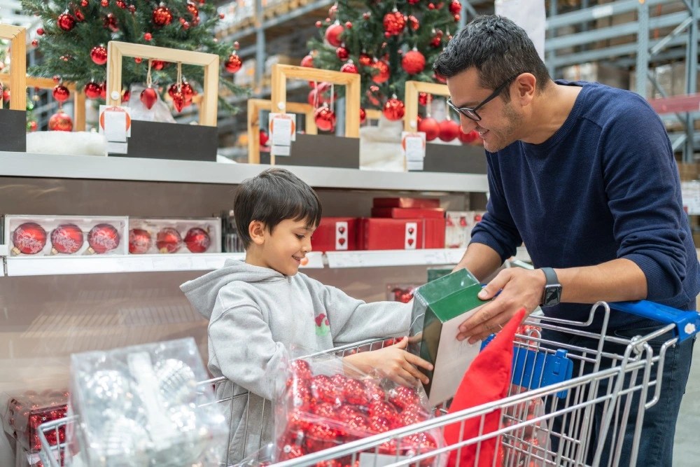 Padre e hijo haciendo compras navideñas con presupuesto de compras