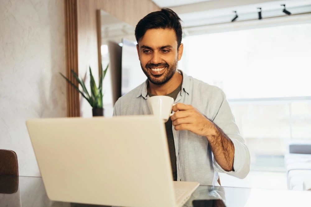 Persona en computadora viendo qué es la banca en línea.