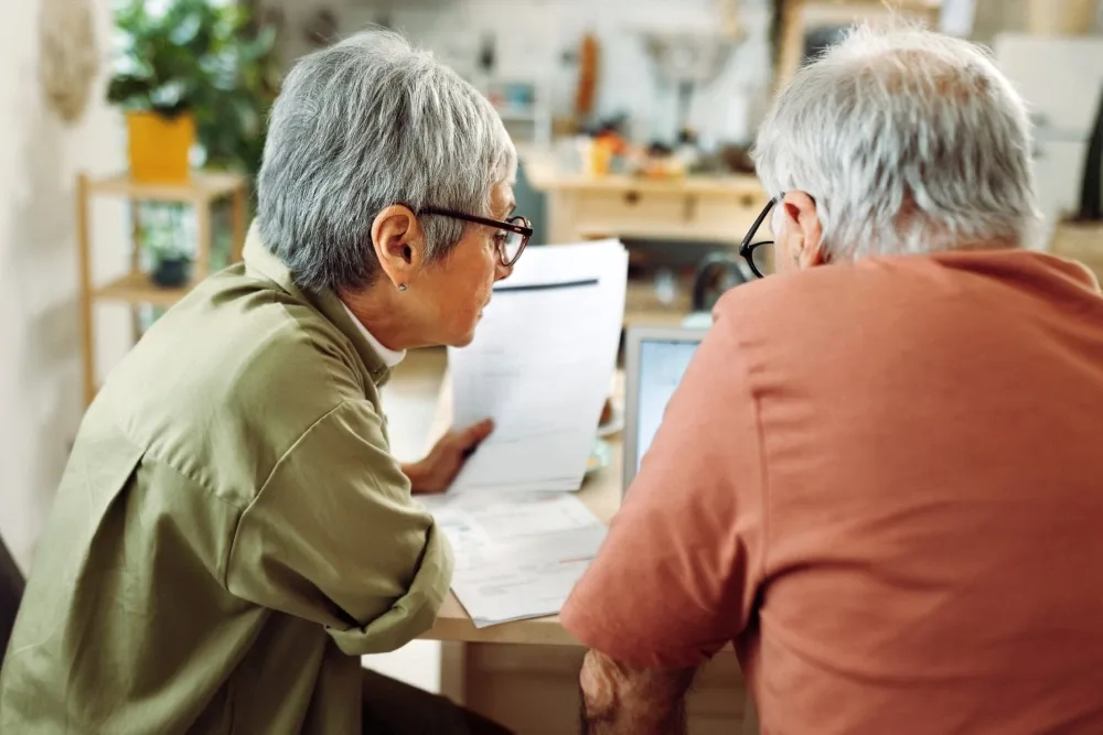 pareja de adultos mayores revisando qué es la tasa de reemplazo