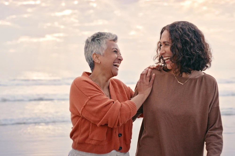 Madre e hija de vacaciones con seguro de viaje.