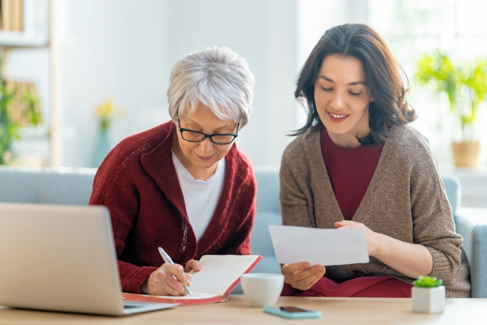 Nieta y abuela aprendiendo sobre qué es el sistema de ahorro para el retiro.