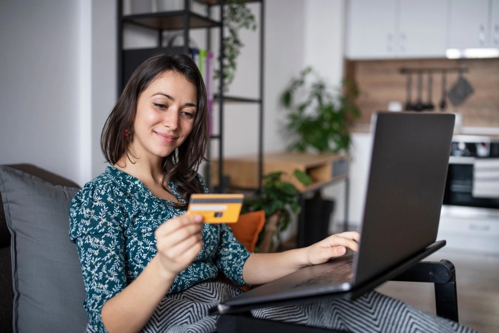 Mujer haciendo transacciones financieras en internet de forma segura.