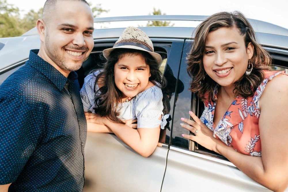 Familia feliz al lograr metas financieras con un préstamo.