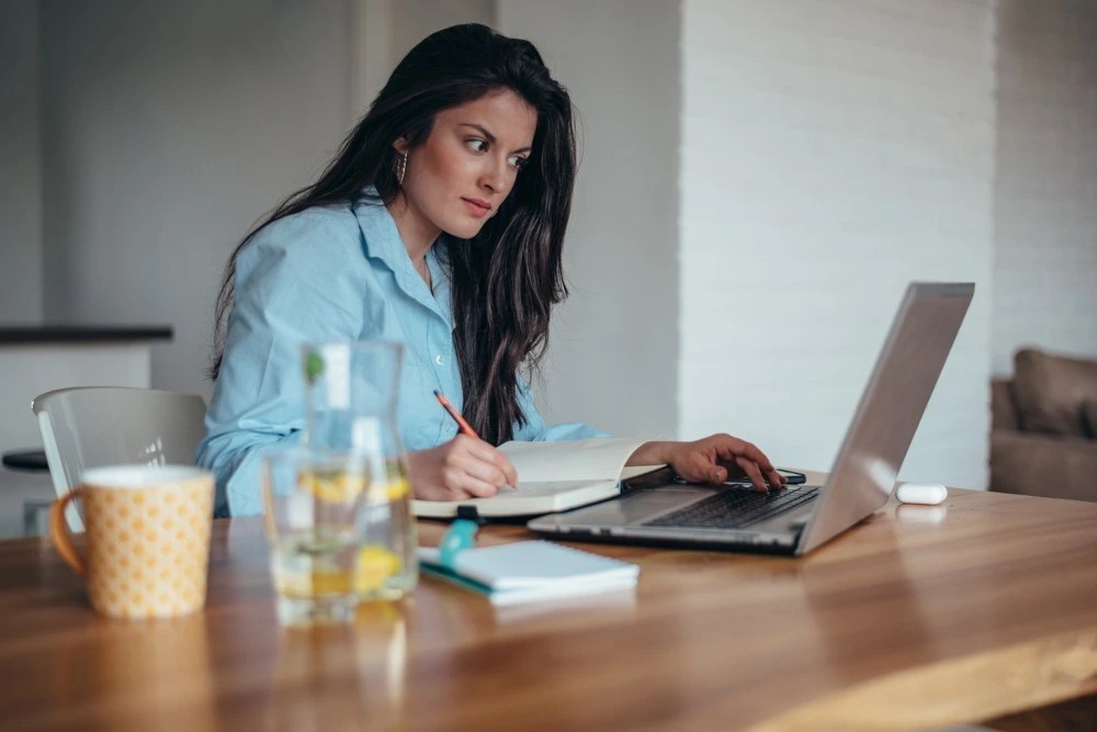 Mujer se organiza para pagar sus deudas