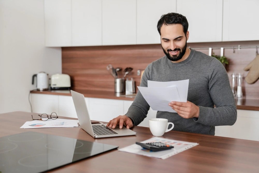 Hombre siguiendo consejos financieros para iniciar bien el año