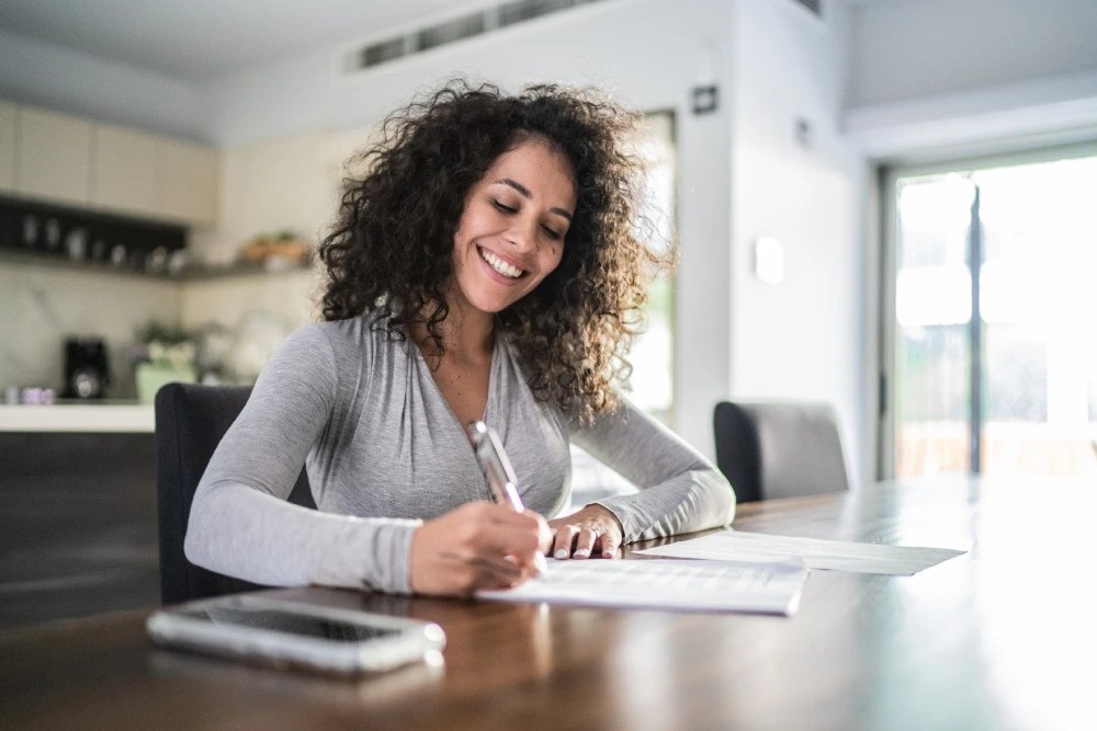 Mujer planificando sus metas financieras.