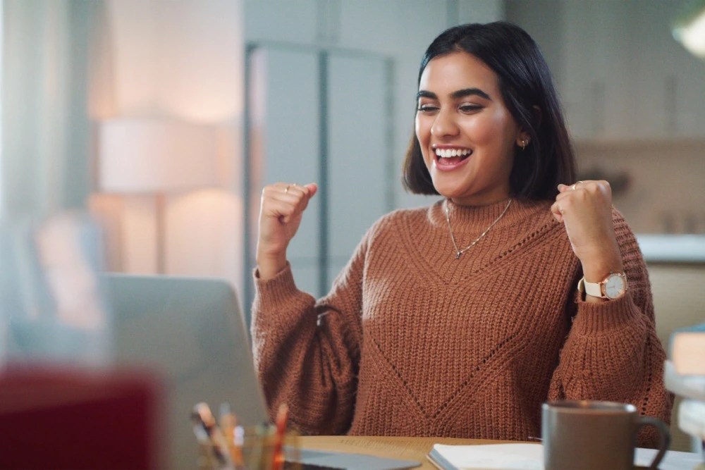 Mujer contento tras lograr metas financieras