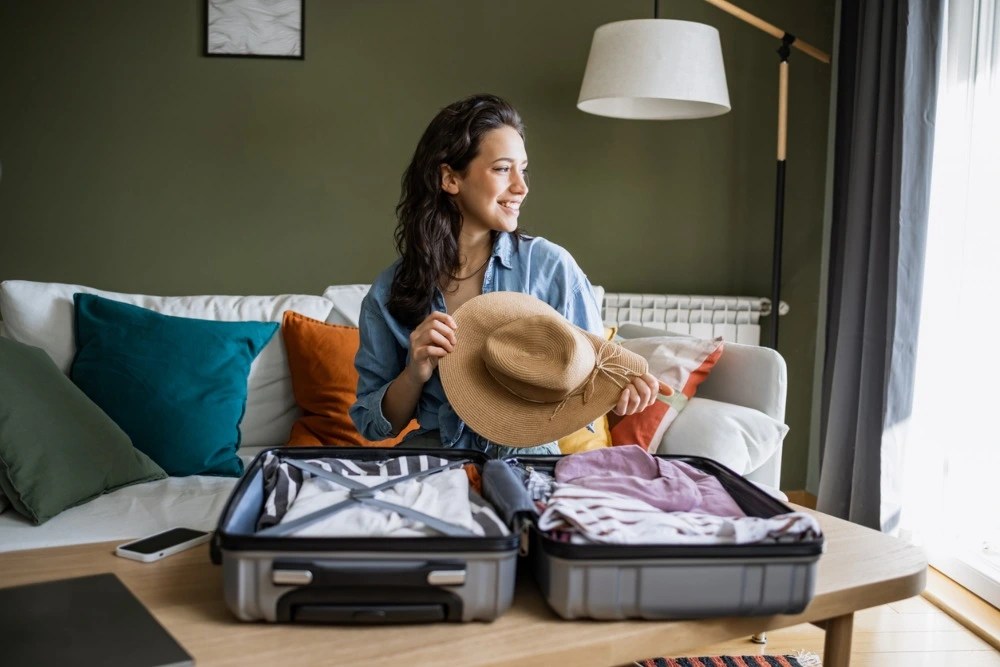 Mujer se prepara para sus vacaciones planeadas.