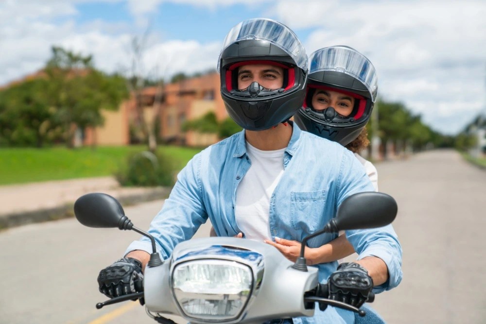 Pareja en moto asegurados con seguro para motos.