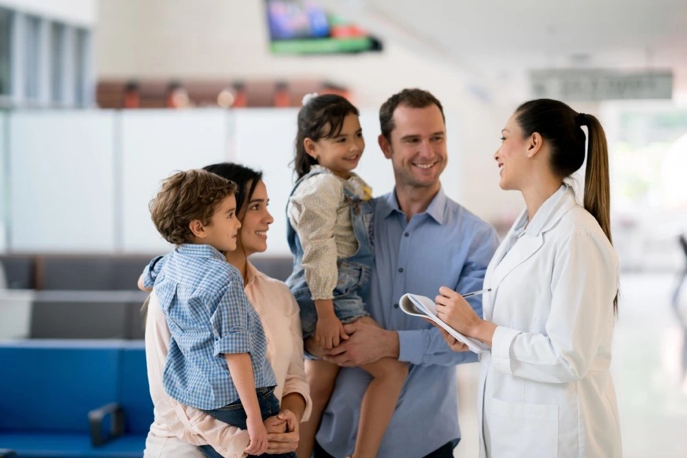 Familia en el doctor gracias a seguro de salud