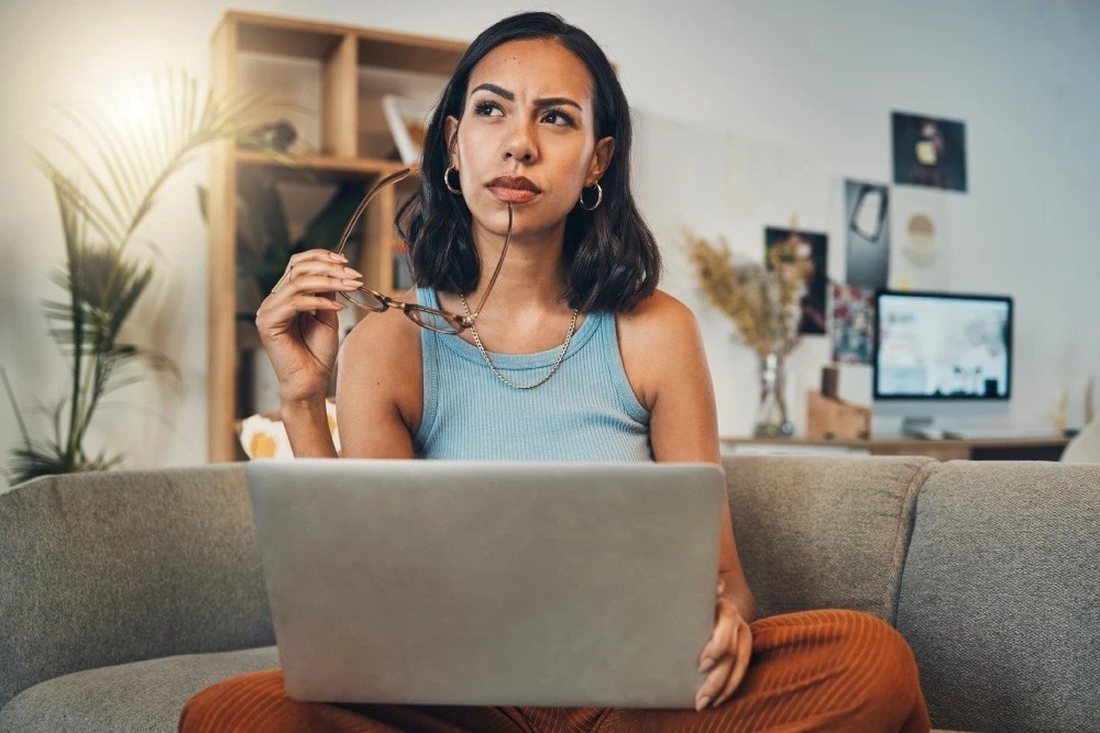 Mujer revisando las comisiones de las afores