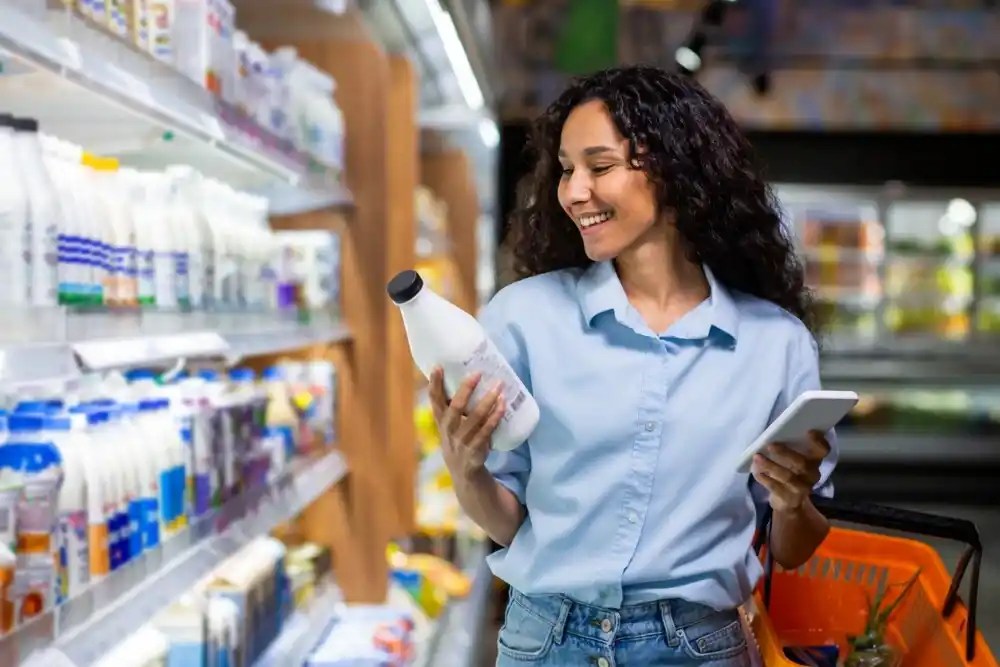 mujer comprando en supermercado