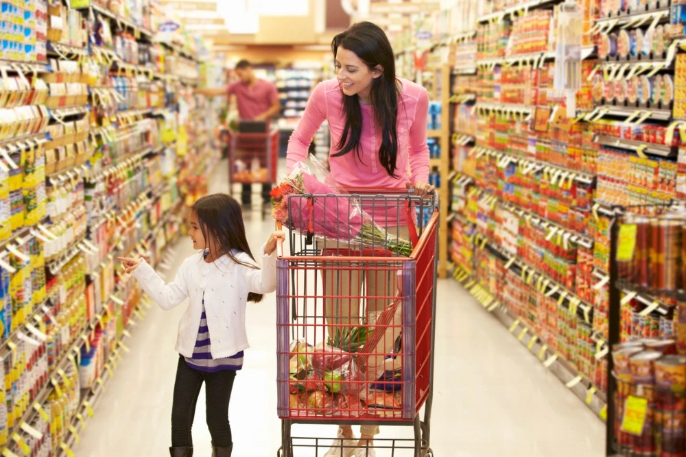 Mujer comprando en supermercado
