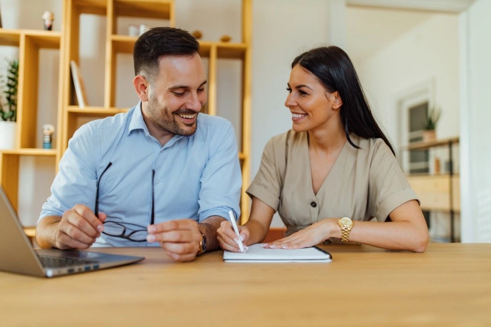 Pareja organizando las finanzas de su emprendimiento.