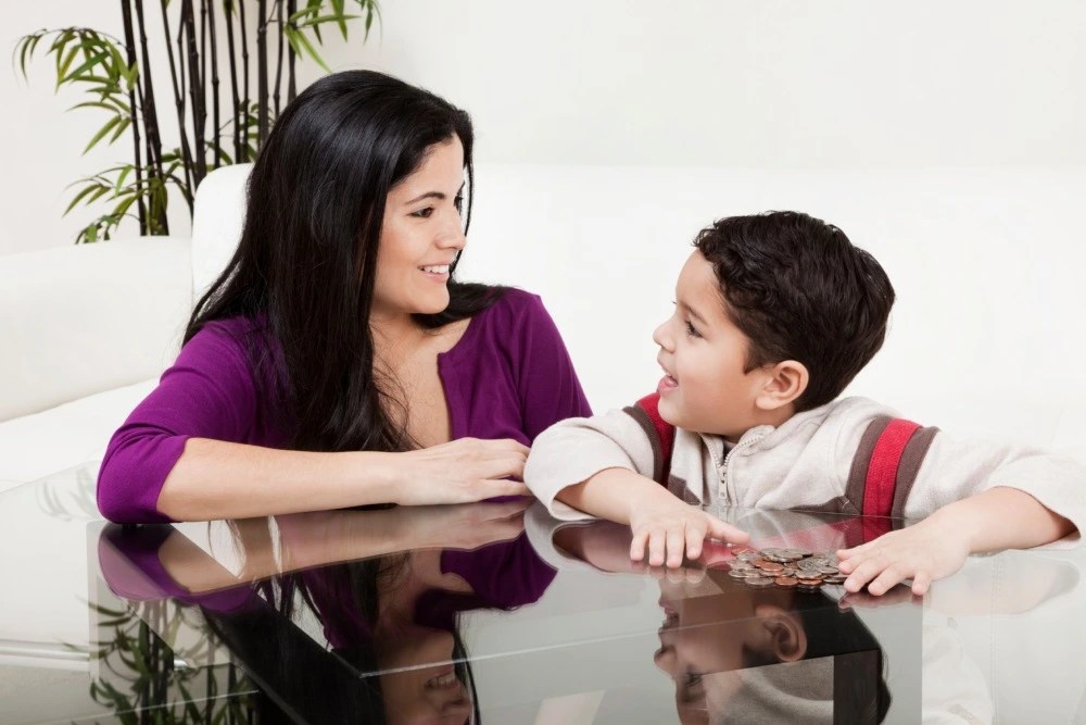  Padres e hijos aprendiendo sobre economía familiar.