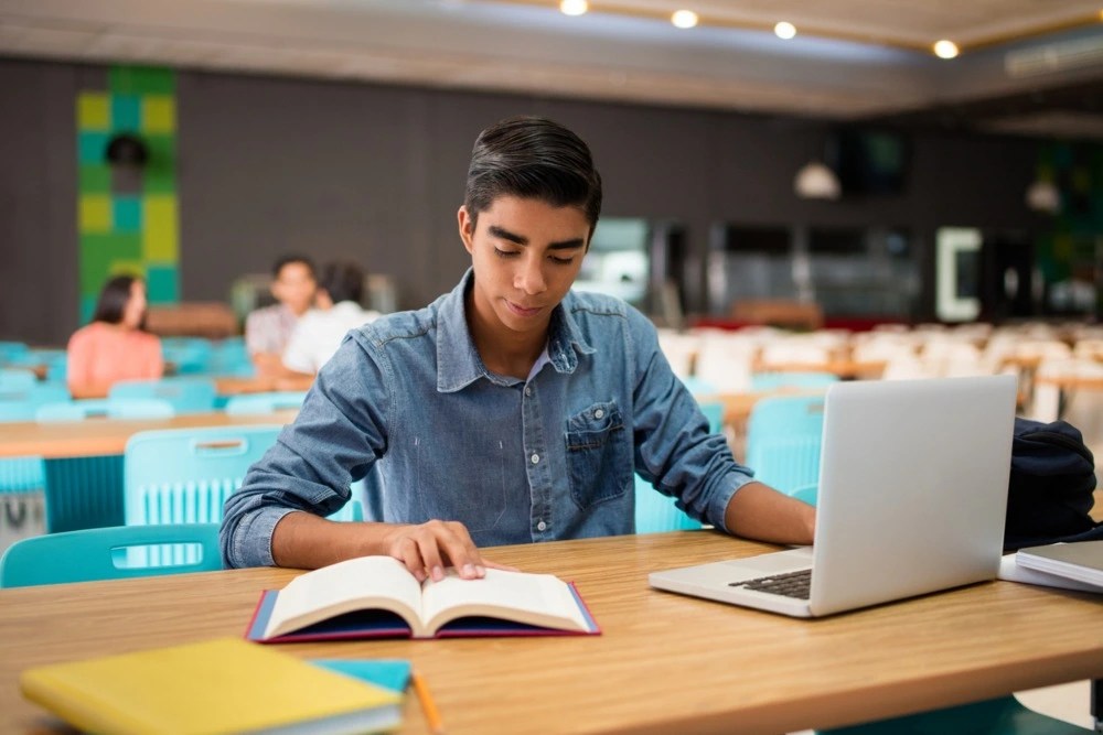 Hombre estudiando en universidad
