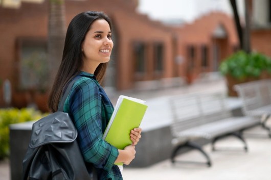 ¿Estudiar y trabajar? Tips para financiar los estudios y ahorrar