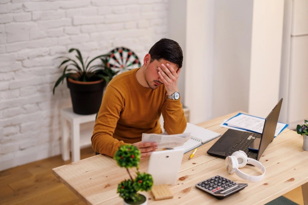 Persona estafada por fraude bineros.