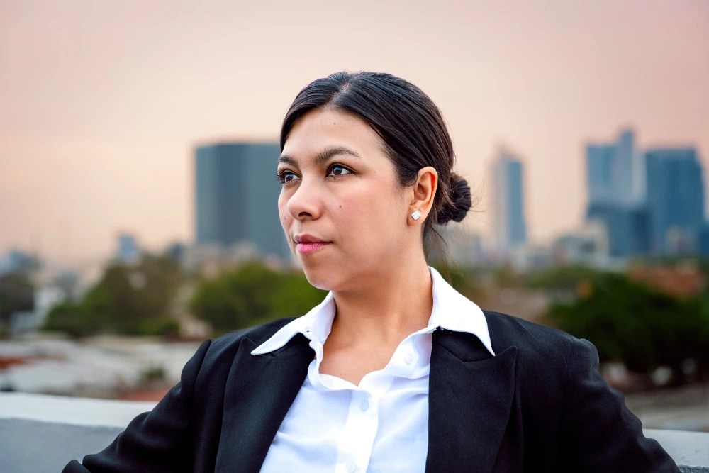 mujer con estabilidad financiera