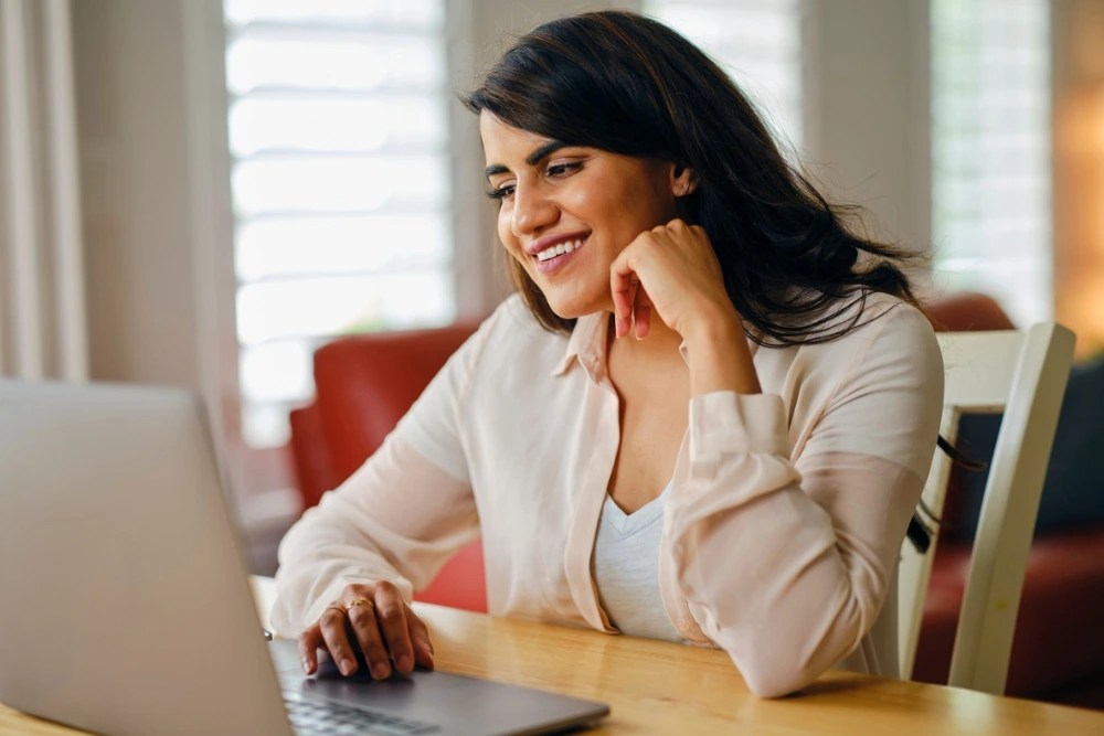 Mujer apreniendo conceptos de economía