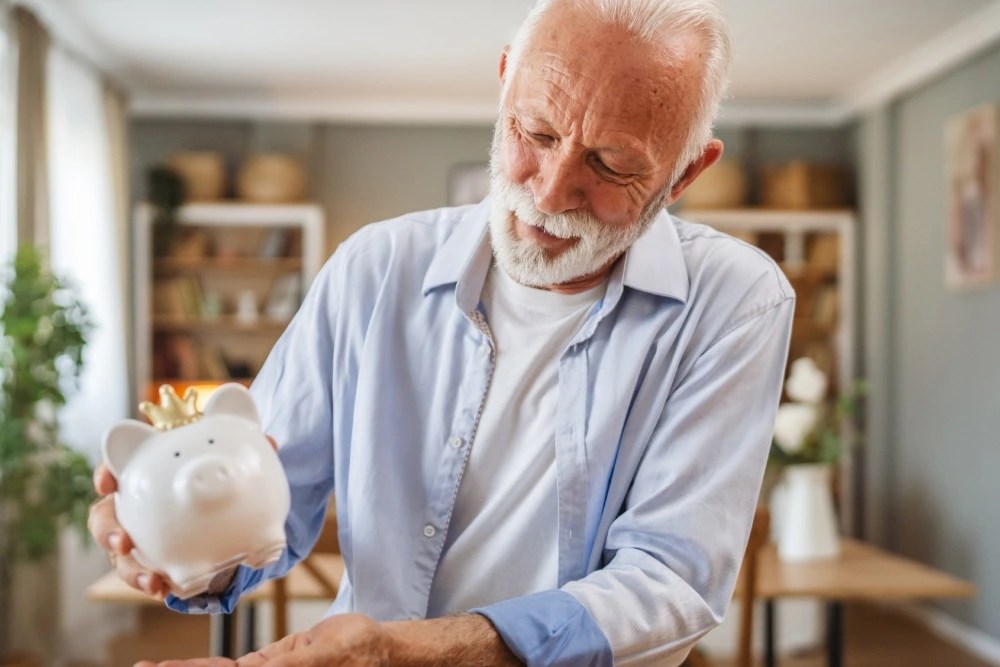 Adulto mayor, siguiendo consejos financieros para ahorrar.