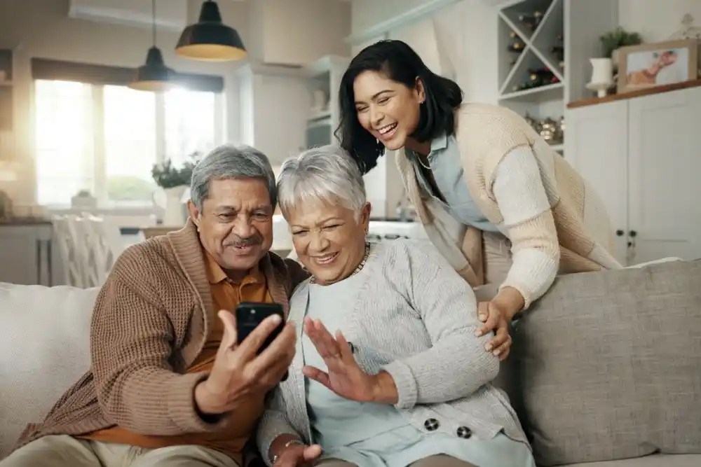 Hija con padres mayores revisando el envio de dinero
