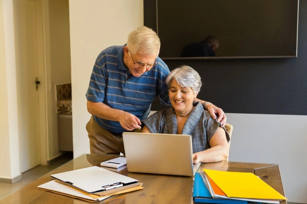 Adultos mayores realizando trámites en línea