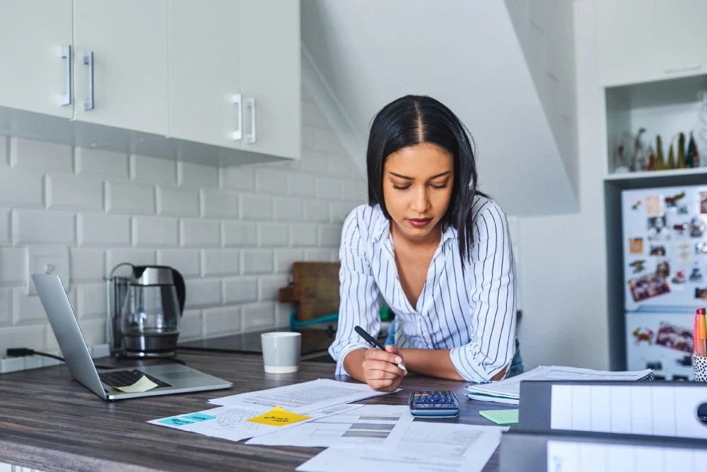 Persona organiza su cuenta de ahorro