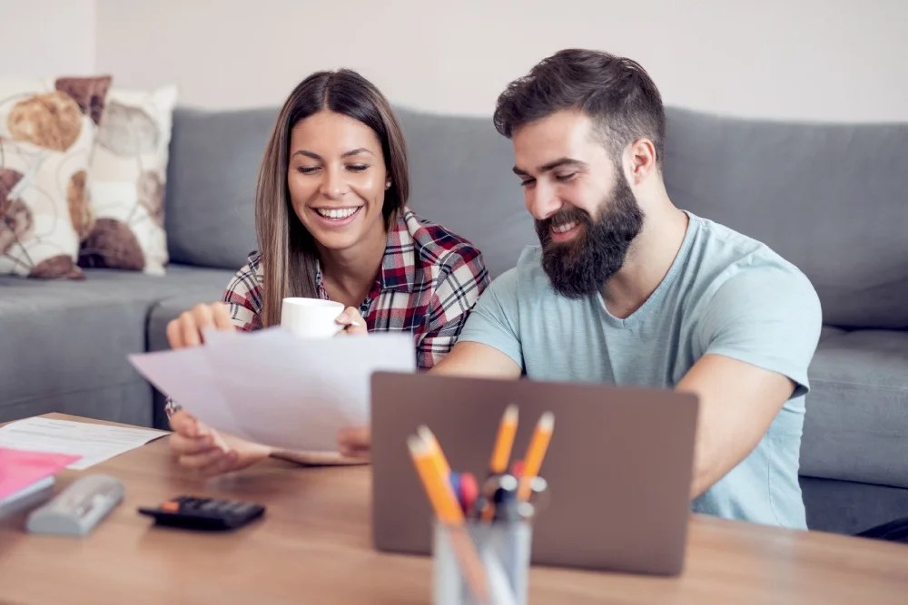 Pareja organizando sus gastos para las vacaciones