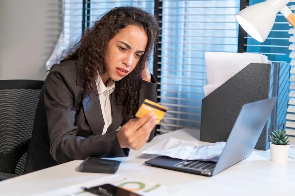 persona revisando su tarjeta bancaria para transferir