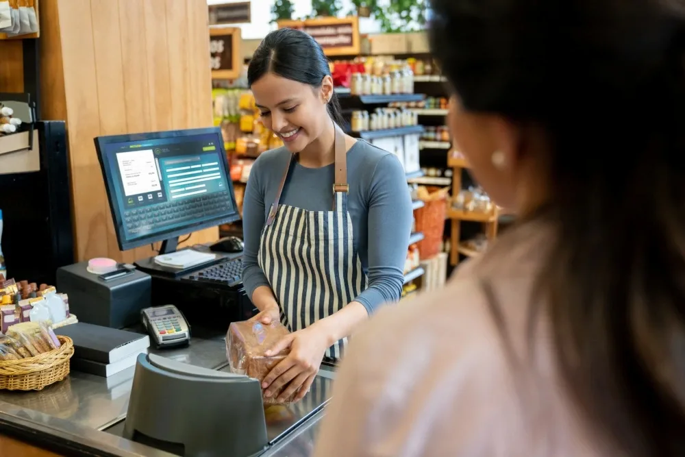 cajera de supermercado escaneando los productos