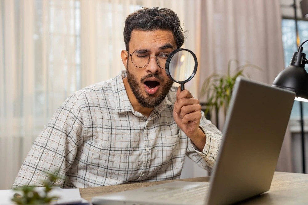 Persona pregunta qué hacer con un billete falso.