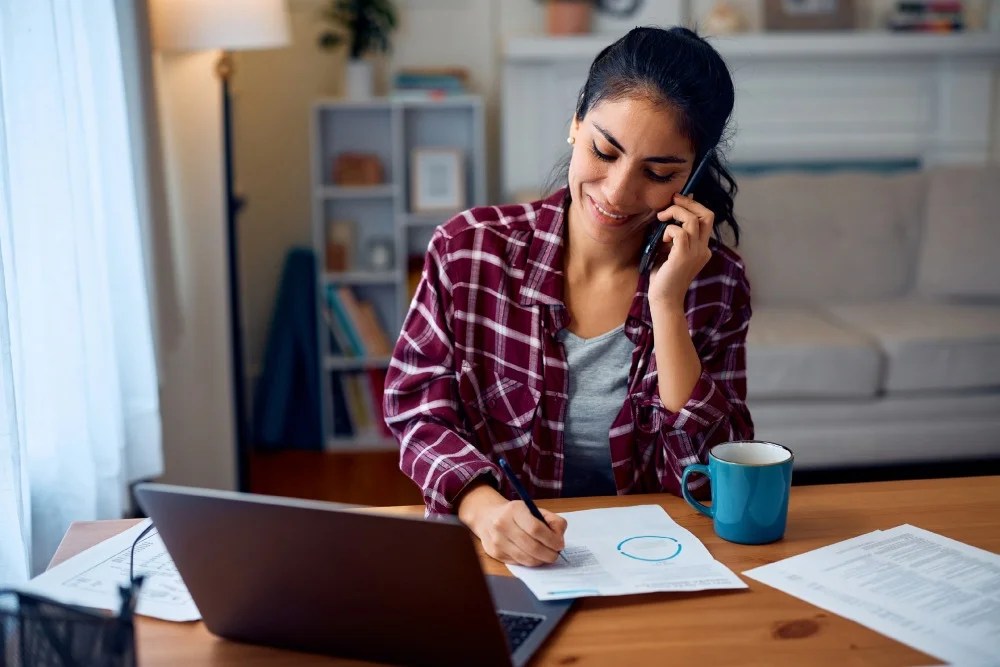 Persona entregando consejos financieros