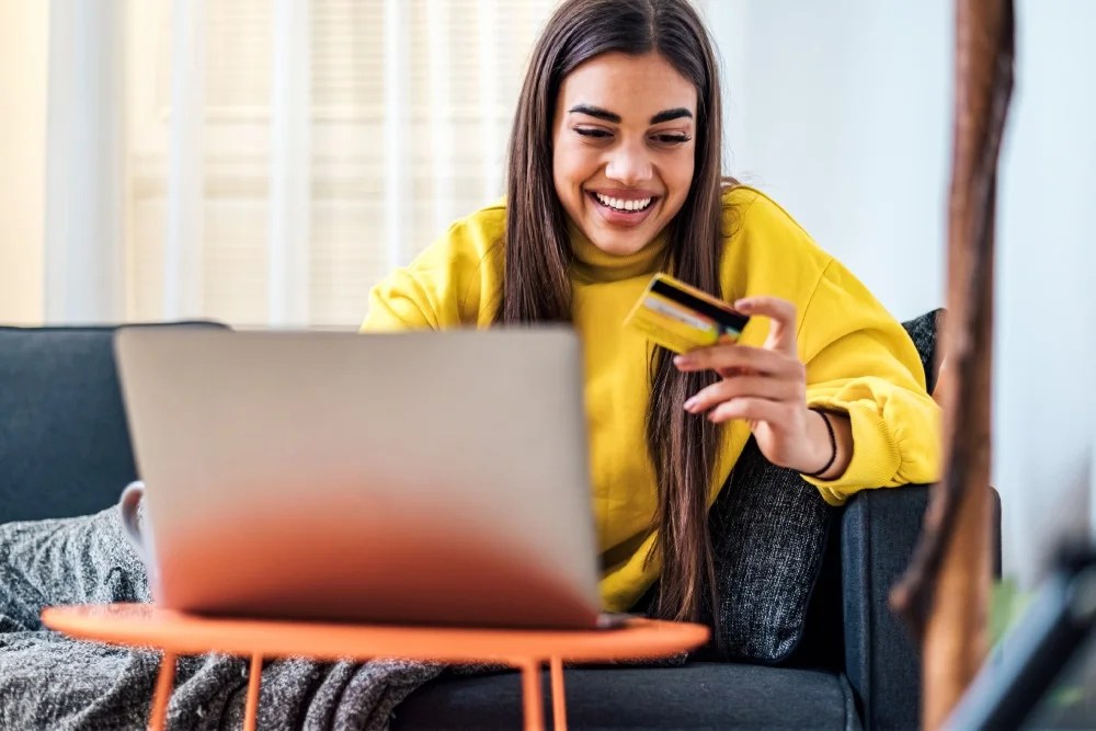 Persona aprovechando ofertas haciendo compras en línea