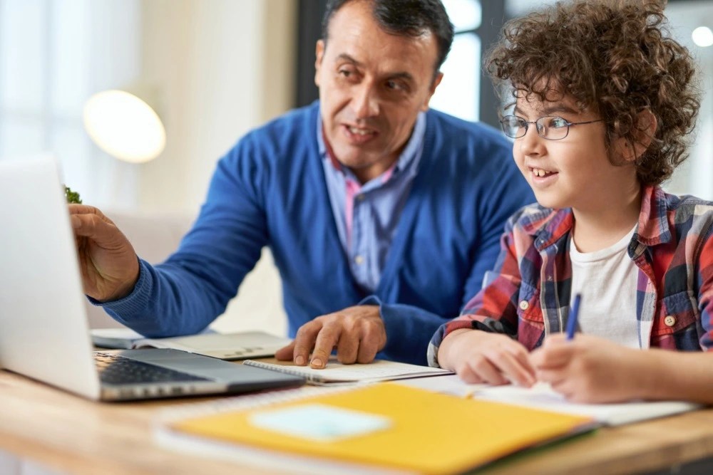 Padre e hija aprendiendo sobre educación financiera infantil