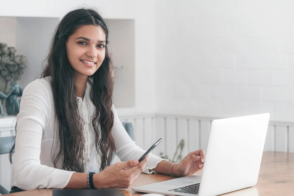 Mujer organizando su historial de crédito