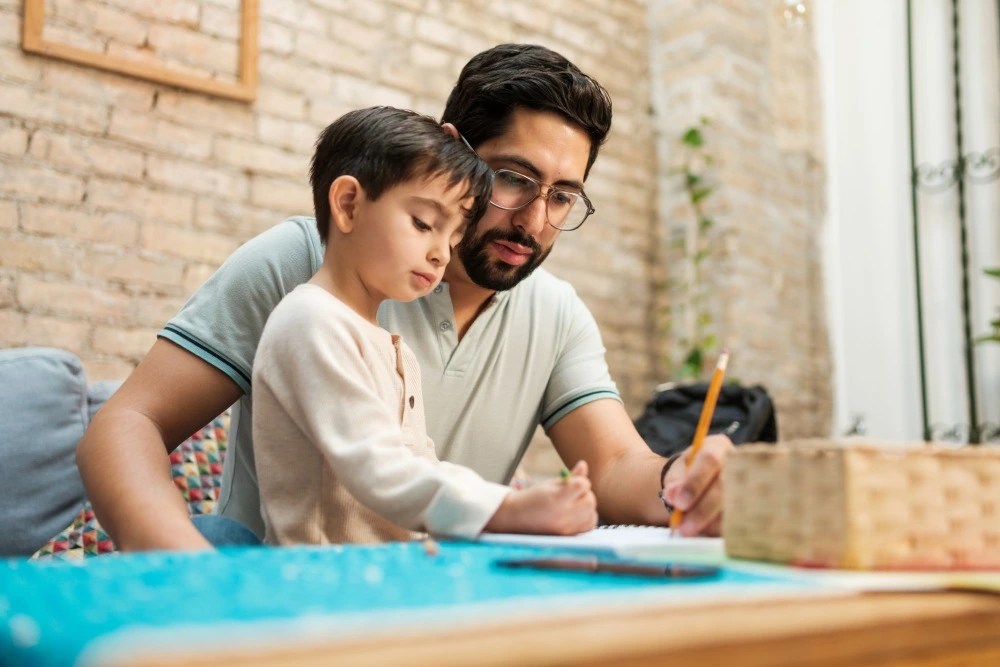 Padre enseñándole a su hijo sobre la importancia del ahorro