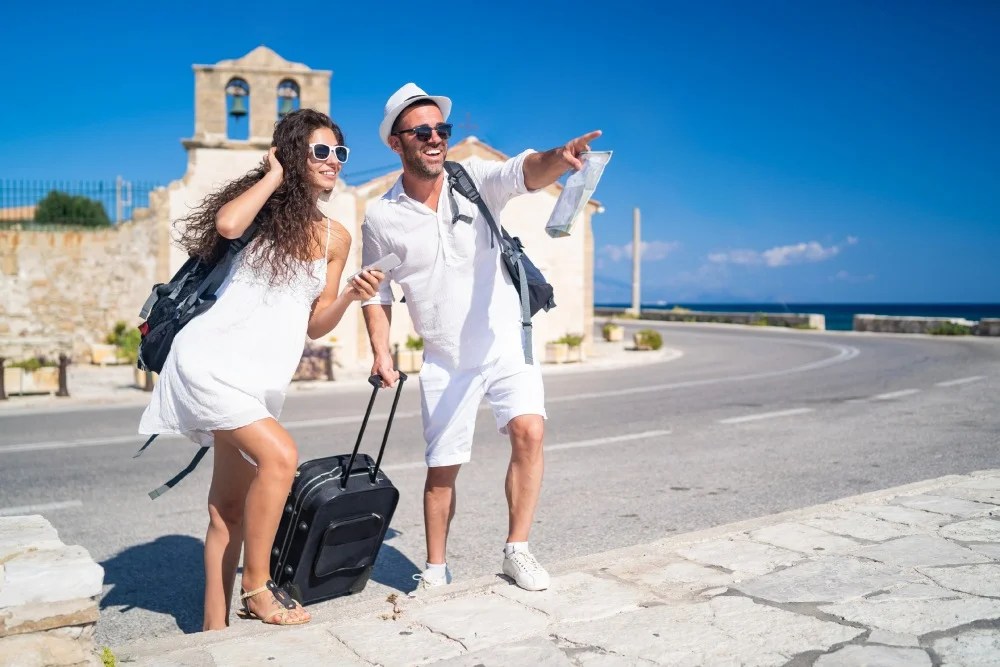 tips para ahorrar: Pareja de vacaciones 