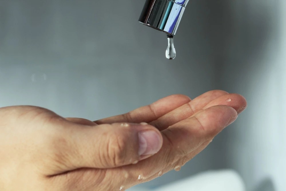 persona ahorrando agua