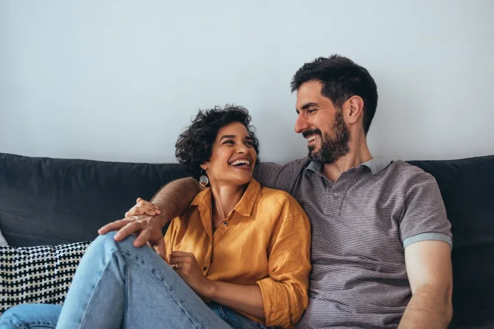 Pareja sentada disfrutando su bienestar financiero
